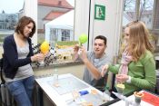 Julia, Laura und Moritz bei chemischen Experimenten